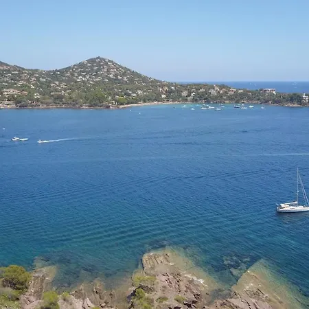 Charmante Provencale Pieds Dans L'eau Avec Piscine Et Privee Villa *